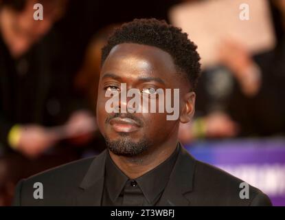 Londra, Regno Unito. 10 ottobre 2018. Daniel Kaluuya partecipa alla prima europea di "vedove" al Cineworld Leicester Square di Londra. (Foto di Fred Duval/SOPA Images/Sipa USA) credito: SIPA USA/Alamy Live News Foto Stock