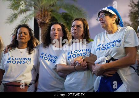 Holywood, Florida, USA. 26 ottobre 2023. Loving Moms, un gruppo di madri del sud della Florida, guidano una veglia a Hollywood, in Florida, giovedì sera, chiedendo il rilascio di oltre 200 bambini, donne, uomini e anziani, presi in ostaggio da Hamas durante il massacro del 7 ottobre nel sud di Israele. La veglia ha riunito i sostenitori della comunità ebraica e israeliana che hanno condiviso le loro storie di perdita e dolore a causa del massacro di Hamas del 7 ottobre. (Immagine di credito: © Orit Ben-Ezzer/ZUMA Press Wire) SOLO USO EDITORIALE! Non per USO commerciale! Foto Stock