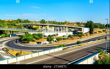 Svincolo autostradale vicino all'aeroporto internazionale Barajas di Madrid, Spagna Foto Stock