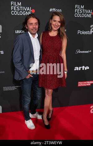 Mara BERGMANN, Moderatorin, mit Partner Alexander Alex HOFFMANN, Roter Teppich, Red Carpet Show, Ankunft, arrivo, film Festival Cologne Awards a Koeln, 26.10.2022. *** Mara BERGMANN, presentatrice, con il partner Alexander Alex HOFFMANN, Red carpet, Red carpet show, arrivo, arrivo, film Festival Cologne Awards a Colonia, 26 10 2022 crediti: Imago/Alamy Live News Foto Stock