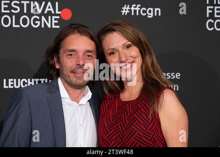 Mara BERGMANN, Moderatorin, mit Partner Alexander Alex HOFFMANN, Roter Teppich, Red Carpet Show, Ankunft, arrivo, film Festival Cologne Awards a Koeln, 26.10.2022. *** Mara BERGMANN, presentatrice, con il partner Alexander Alex HOFFMANN, Red carpet, Red carpet show, arrivo, arrivo, film Festival Cologne Awards a Colonia, 26 10 2022 crediti: Imago/Alamy Live News Foto Stock