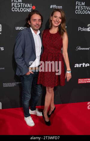 Mara BERGMANN, Moderatorin, mit Partner Alexander Alex HOFFMANN, Roter Teppich, Red Carpet Show, Ankunft, arrivo, film Festival Cologne Awards a Koeln, 26.10.2022. *** Mara BERGMANN, presentatrice, con il partner Alexander Alex HOFFMANN, Red carpet, Red carpet show, arrivo, arrivo, film Festival Cologne Awards a Colonia, 26 10 2022 crediti: Imago/Alamy Live News Foto Stock