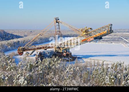 Escavatore rotante Meuro nel distretto dei laghi Lusatian in inverno, Brandeburgo Foto Stock