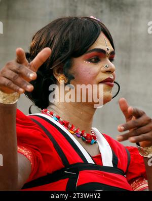 Kerala, India - 2 aprile 2023 l'uomo danza con costume femminile nel festival kavadi. Simile all'hijra o alla danza kinnar Foto Stock