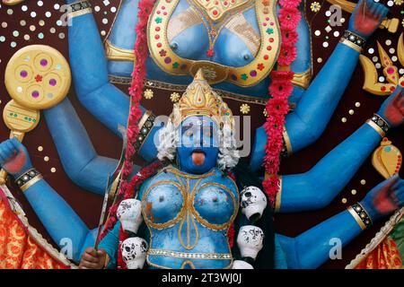 Kerala, India - 2 aprile 2023 un uomo che indossa il costume del signore Durga si trasforma in Goddess Kali durante un festival locale della religione indù Foto Stock