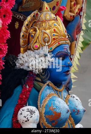 Kerala, India - 2 aprile 2023 un uomo che indossa il costume del signore Durga si trasforma in Goddess Kali durante un festival locale della religione indù Foto Stock