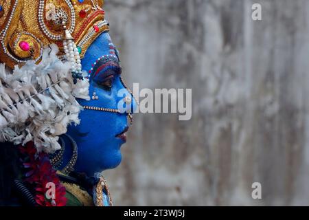 Kerala, India - 2 aprile 2023 un uomo che indossa il costume del signore Durga si trasforma in Goddess Kali durante un festival locale di religione indù kali puja Foto Stock