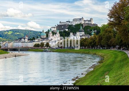 Salisburgo vista del castello di Hoensalzburg e della città vecchia dall'ansa del fiume Foto Stock