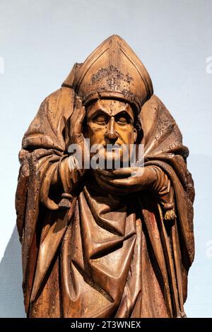 Statua in legno di noce di Saint Denis di Parigi che tiene la testa, regione del Brabante XVI secolo, Musei reali di Arte e storia, Bruxelles, Belgio Foto Stock