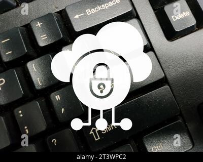 Tastiera nera con vista dall'alto e icona della sicurezza dei dati.concetto di sicurezza informatica. Foto Stock