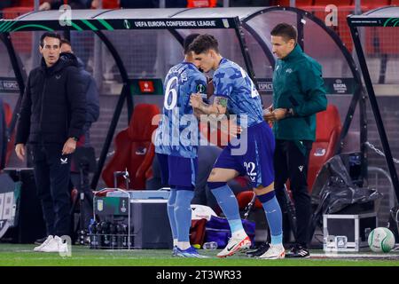 ALKMAAR, PAESI BASSI - OTTOBRE 26: Douglas Luiz (Aston Villa) e Nicolo Zaniolo (Aston Villa) sostituiscono durante il gruppo e - UEFA Europa Conference Foto Stock