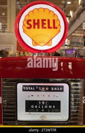 Pompa a benzina vintage, distributore di carburante e benzina. Foto Stock