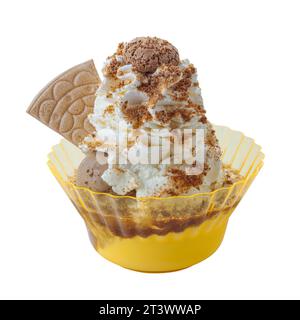 Delizioso gelato all'amaretto con wafer e condimenti in una tazza di plastica Foto Stock