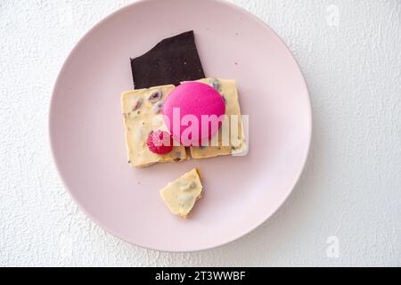 macaron di colori diversi e vari cioccolatini su sfondo bianco in primo piano Foto Stock