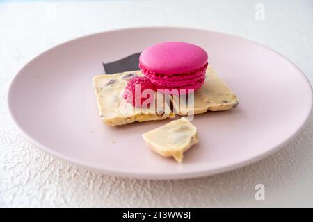 macaron di colori diversi e vari cioccolatini su sfondo bianco in primo piano Foto Stock