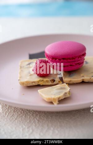 macaron di colori diversi e vari cioccolatini su sfondo bianco in primo piano Foto Stock