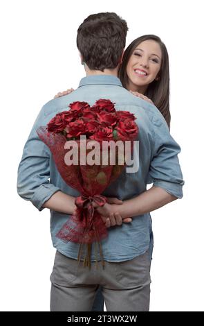 Sorridente giovane donna ricevere rose rosse come dono di amore dal suo fidanzato Foto Stock