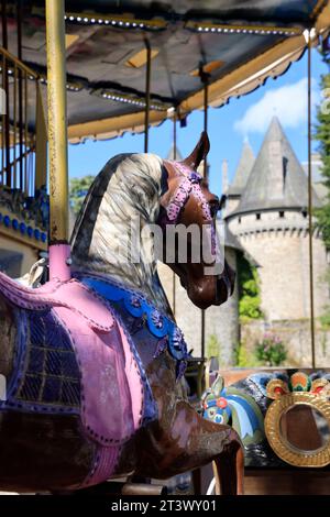 Cavalli di legno dalla giostra di fronte al Château de Pompadour, la città dei cavalli. Arnac-Pompadour, Corrèze, Limousin, Francia, Europa. Foto di Foto Stock