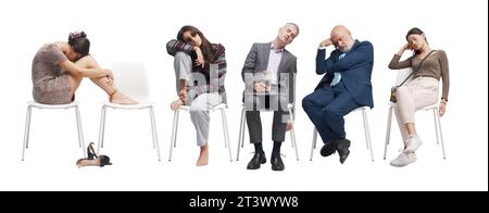 Diverse persone che si addormentano mentre si siedono in sala d'attesa, serie di ritratti Foto Stock