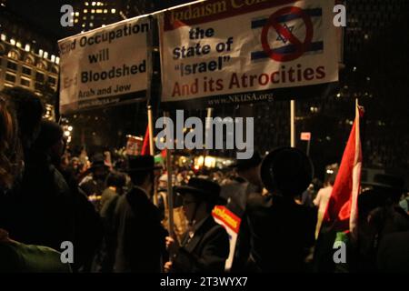 Corte Suprema di New York, 60 Centre St, New York, NY 10007 USA. 26 ottobre 2023. Proiettando un ologramma laser dei colori della bandiera palestinese sull'edificio della Corte Suprema di New York di Manhattan, una manifestazione spontanea di circoscrizioni ebraiche palestinesi e pro-palestinesi scoppia nelle strade notturne di New York. Credito: ©Julia Mineeva/EGBN TV News/Alamy Live News Foto Stock