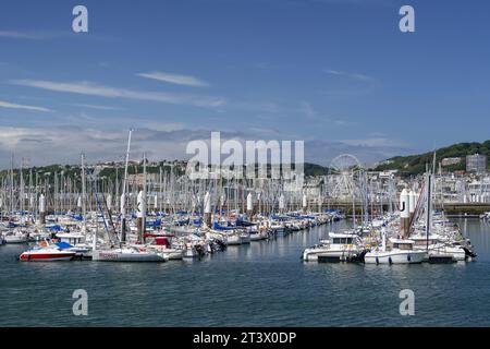 Le Havre, Francia - concentrazione sul porto turistico di le Havre con molte barche da diporto ormeggiate. Foto Stock