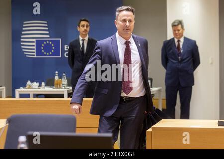 Bruxelles, Belgio. 27 ottobre 2023. Il primo ministro lussemburghese Xavier Bettel ha fotografato gli arrivi in vista del secondo giorno del vertice del consiglio europeo, a Bruxelles, venerdì 27 ottobre 2023. BELGA PHOTO HATIM KAGHAT Credit: Belga News Agency/Alamy Live News Foto Stock