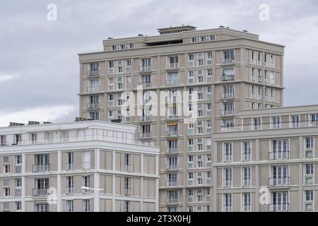 Le Havre, Francia - concentrazione sugli edifici di porte Océane costruiti in cemento armato da Auguste Perret dopo la seconda guerra mondiale nel 1956. Foto Stock