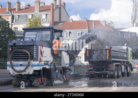 Fresatrice a freddo Wirtgen W 150i che carica un autocarro in cantiere Foto Stock