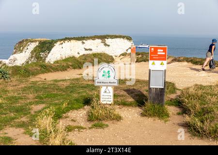 Old Harry Rocks, settembre 2023, formazione rocciosa di gesso sulla costa del giurassico, Purbeck, Dorset, Inghilterra, Regno Unito, giorno di sole nel cielo blu Foto Stock