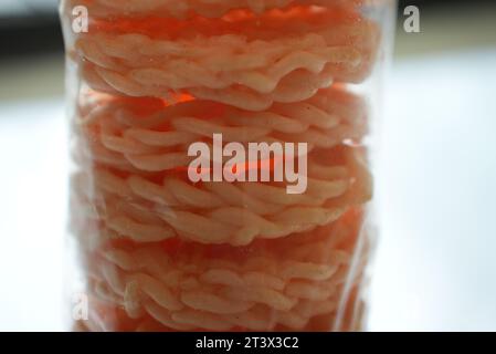 Arancio/ giallo indonesiano che è delizioso, kerupuk udang kuning atau arancione (primo piano) Foto Stock