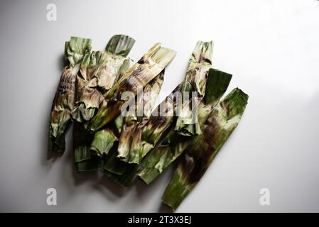 OTAK-otak - il cibo tradizionale dall'Indonesia e' una sorta di spuntino - torte di pesce alla griglia avvolte con foglie di banana Foto Stock