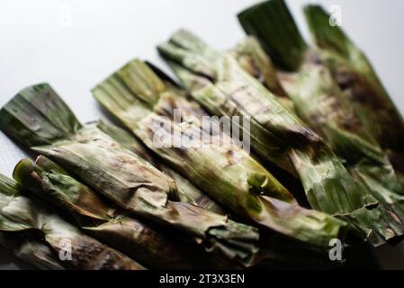 OTAK-otak - il cibo tradizionale dall'Indonesia e' una sorta di spuntino - torte di pesce alla griglia avvolte con foglie di banana Foto Stock