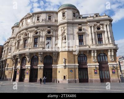 BILBAO, SPAGNA - 6 settembre 2019: Elevazione del teatro Arriaga nel centro storico della città europea di Biscaglia, cielo azzurro e limpido in una calda giornata estiva di sole Foto Stock