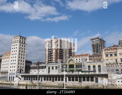 BILBAO, SPAGNA - 6 settembre 2019: Stazione ferroviaria nella città europea nella provincia di Biscaglia, cielo azzurro e limpido in una calda giornata estiva di sole. Foto Stock