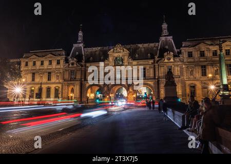 Lunga scena di esposizione notturna al Museo del Louvre di Parigi, Francia. Foto Stock