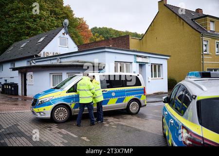 Bochum, Germania. 27 ottobre 2023. Le auto della polizia sono parcheggiate di fronte alla Moschea del Sultano Ahmet, dove i rappresentanti delle associazioni musulmane e delle associazioni delle comunità ebraiche si incontrano con Nathanael Liminski, ministro degli affari federali ed europei, degli affari internazionali e dei media dello Stato della Renania settentrionale-Vestfalia. Crediti: Bernd Thissen/dpa/Alamy Live News Foto Stock