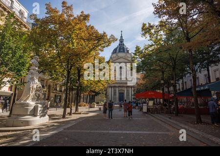 I turisti visitano una piazza architettonica a Parigi, in Francia. Foto Stock