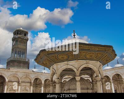 moschea di mohamed ali in egitto all'esterno e all'interno in una giornata di sole Foto Stock