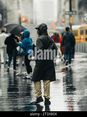 Gente che cammina nella Rain Street Manhattan New York Foto Stock