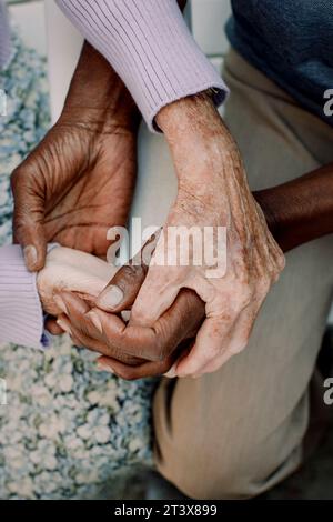 Sezione centrale di uomo e donna anziano che si tengono per mano Foto Stock