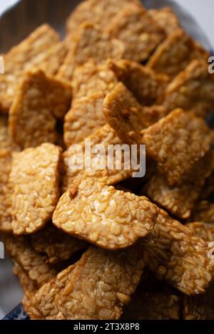 Il pasto tradizionale indonesiano chiamato "tempeh goreng", è un cibo tradizionale indonesiano a base di soia fermentata. Vista dall'alto verso il basso (primo piano) Foto Stock