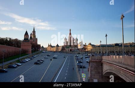 20 aprile 2022, Mosca, Russia. St Cattedrale di Basilio e discesa Vasilievskij alle mura del Cremlino di Mosca in una serata di primavera. Foto Stock