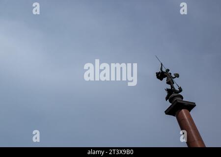 5 aprile 2023, Mosca, Russia. Una stele con l'immagine di St. George in Piazza Trubnaya nella capitale russa. Foto Stock