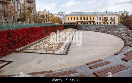 4 ottobre 2022, Mosca, Russia, un frammento aperto del muro della città Bianca sul Pokrovsky Boulevard nel centro della capitale russa. Foto Stock