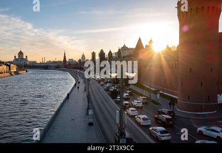 20 aprile 2022, Mosca, Russia. Traffico automobilistico sull'argine del Cremlino presso le Mura del Cremlino al tramonto. Foto Stock