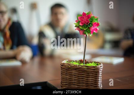 Legno di carta. Soggetto creativo. Fatto a mano. Cestino di vimini. Foto Stock