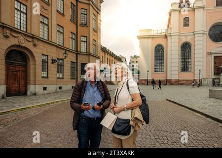 Coppia anziana confusa in piedi per strada in città Foto Stock