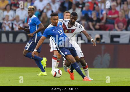 Antonio Ruediger (3) gegen Juan Agudelo (13) Aktion Deutschland - USA 1:2 Fussball Laenderspiel in Koeln, Deutschland AM 10.06.2015 Foto Stock