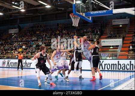 Shane Edwards (30) Malte Schwarz (12) BG Göttingen Andrej Mangold (8)) Telekom Baskets Bonn Krombacher Challenge 2015 a Hagen, Deutschland AM 27.09.2015 Foto Stock