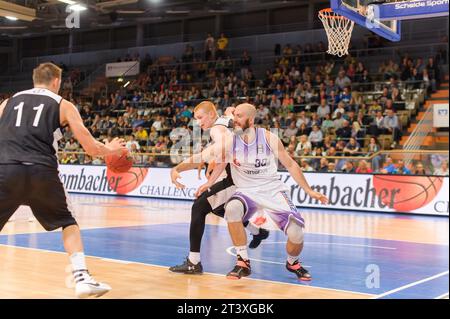 Shane Edwards (30) BG Göttingen Aron White (13) Telekom Baskets Bonn Krombacher Challenge 2015 a Hagen, Deutschland AM 27.09.2015 Foto Stock